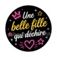 une belle fille qui déchire