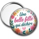 Miroir de poche - une belle fille qui déchire