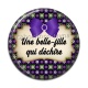 Cabochon Résine - une belle fille qui déchire