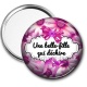Miroir de poche - une belle fille qui déchire