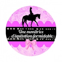 une monitrice d'équitation formidable