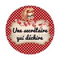 une secrétaire qui déchire