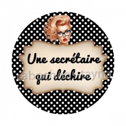 une secrétaire qui déchire