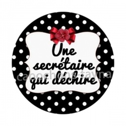 une secrétaire qui déchire