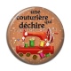 Cabochon Résine - une couturière qui déchire