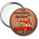 Miroir de poche - une couturière qui déchire