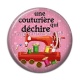 Cabochon Résine - une couturière qui déchire