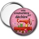 Miroir de poche - une couturière qui déchire