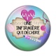 Cabochon Résine - une infirmière qui déchire
