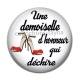 Cabochon Résine - une demoiselle d'honneur qui déchire