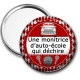 Miroir de poche - une monitrice d'auto école qui déchire