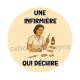 une infirmière qui déchire