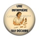 Cabochon Résine - une infirmière qui déchire