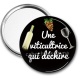 Miroir de poche - une viticultrice qui déchire
