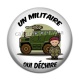 Cabochon Résine - un militaire qui déchire