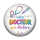 Cabochon Résine - une docteur qui déchire