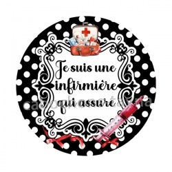 une infirmière qui assure