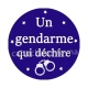 un gendarme qui déchire