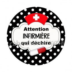 attention infirmière qui déchire