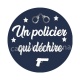 un policier qui déchire