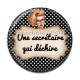 Cabochon Résine - une secrétaire qui déchire