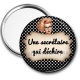 Miroir de poche - une secrétaire qui déchire