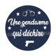 une gendarme qui déchire