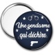 Miroir de poche - une gendarme qui déchire