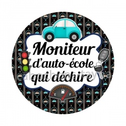 moniteur d'auto école qui déchire