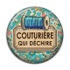 Cabochon Résine - couturière qui déchire
