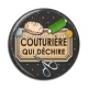 Cabochon Résine - couturière qui déchire