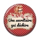 Cabochon Résine - une secrétaire qui déchire