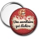Miroir de poche - une secrétaire qui déchire