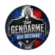 un gendarme qui déchire